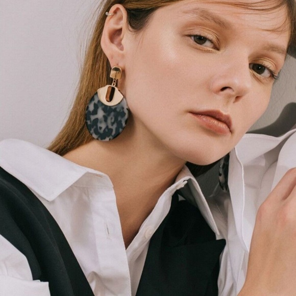 LAST ONE!! Tortoise Shell Earrings - Picture 2 of 4